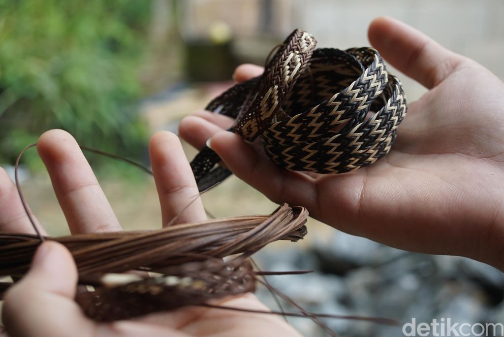 anak dayak membuat sape