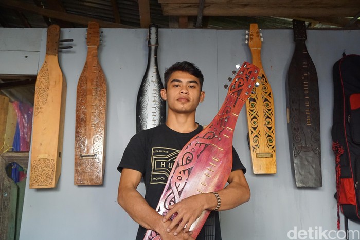 anak dayak membuat sape