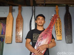 ABG Suku Dayak Ini Piawai Bikin Alat Musik Tradisional
