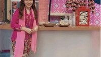 Ia juga menjadi host di salah satu program Trans TV yaitu Brownies. Ini momennya di salah satu studio Brownies dengan tampilan warung khas Betawi. Foto: Instagram @ayutingting92