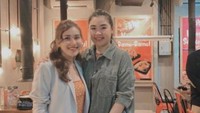Ayu Ting Ting pernah mengunjungi acara pembukaan restoran milik temannya. Di sana mereka menikmati tumpeng dan BBQ. Foto: Instagram @ayutingting92