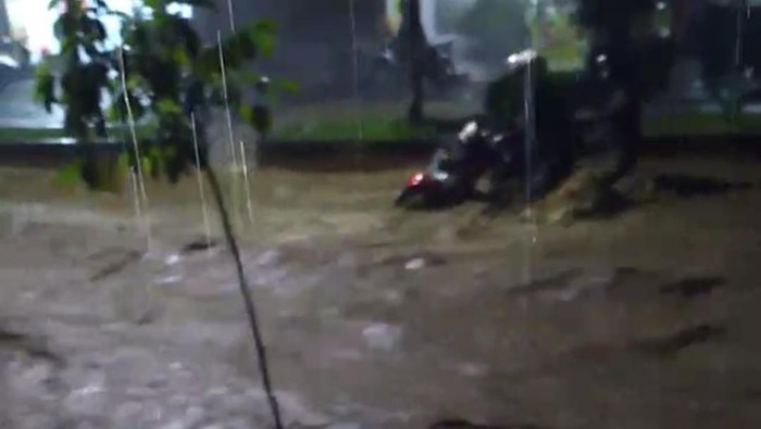 Hujan deras yang terjadi di Magetan sejak pukul 17.00 WIB menyebabkan banjir di Pasar Sayur. Air mengalir deras di sepanjang Jalan Kunti hingga depan kantor Samsat Jalan Mayjen Sukowati.