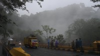 Banjir lahar dingin di Daerah Aliran Sungai (DAS) Gunung Semeru membawa lava panas, mengeluarkan asap dan berbau belerang.