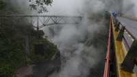 Warga melihat lahar dingin Gunung Semeru, di Jembatan Piket Nol, Candipuro, Lumajang, Jawa Timur, Sabtu (12/12/2020). 