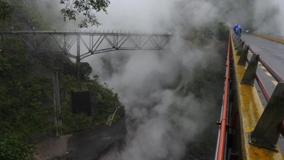 Penampakan Kepulan Asap dari Banjir Lahar Dingin di Lumajang