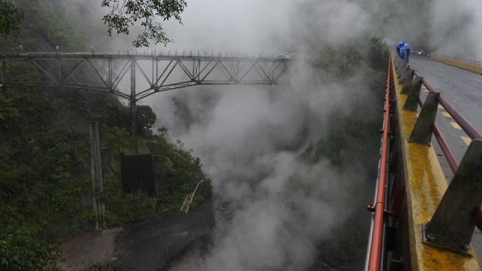 Warga melihat lahar dingin Gunung Semeru, di Jembatan Piket Nol, Candipuro, Lumajang, Jawa Timur, Sabtu (12/12/2020). Banjir lahar dingin di Daerah Aliran Sungai (DAS) Gunung Semeru membawa lava panas, mengeluarkan asap dan berbau belerang. ANTARA FOTO/Seno/hp.