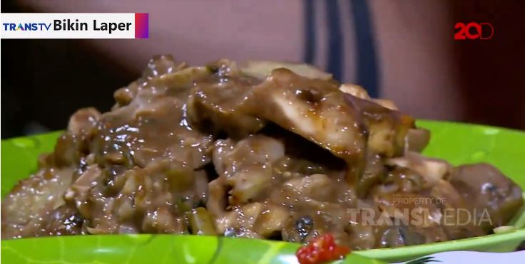 Bikin Laper! Hangatnya Rawon Daging dan Rujak Cingur yang Nampol