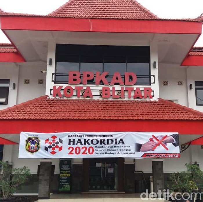 Kasus COVID-19 mulai ditemukan di klaster perkantoran Pemkot Blitar. Kali ini, kantor BPKAD ditutup tiga hari setelah satu pegawainya positif COVID-19.