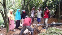 Sebelum dibangun jamban bersih secara arisan atau julo-julo, dikatakan Ariyo pola hidup bersih masyakat disana memprihatinkan akibatnya banyak anak-anak yang tumbuh tidak sesuai harapan atau mengalami stunting.