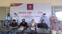Ginka Febriyanti Ginting - Kordinator Pusat Aliansi Mahasiswa dan Aktivis Nasional Indonesia (kedua dari kanan depan), Tubagus - Ketua Pelaksana - Koordinator Jakarta Timur Aman Indonesia (kedua dari kiri depan), berfoto bersama anggota aktivis AMAN INDONESIA Jakarta Timur, usai melaksanakan Grand Opening Safari Pancasila dengan tema Pancasila sebagai Dasar Penjabaran Toleransi di Indonesia di Domu Coffee, Jakarta Timur, Jumat, (11/12).