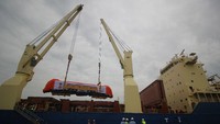 Pekerja melakukan proses pemuatan lokomotif buatan PT INKA (Persero) ke dalam kapal untuk diekspor ke Filipina, di Dermaga Jamrud Utara, Pelabuhan Tanjung Perak, Surabaya, Jawa Timur, Sabtu (12/12/2020). 
