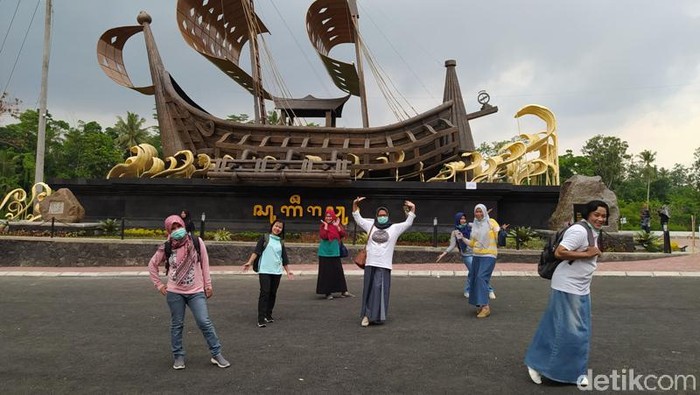 Gerbang Dengan Ikon Kapal Samudra Raksa Untuk Menuju Candi Borobudur Gerbang Dengan Ikon Kapal Samudra Raksa Untuk Menuju Candi Borobudur
