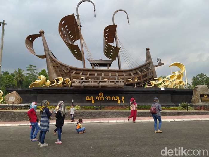 Gerbang Dengan Ikon Kapal Samudra Raksa Untuk Menuju Candi Borobudur