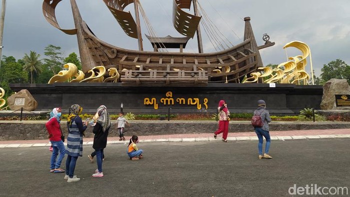 Gerbang Dengan Ikon Kapal Samudra Raksa Untuk Menuju Candi Borobudur