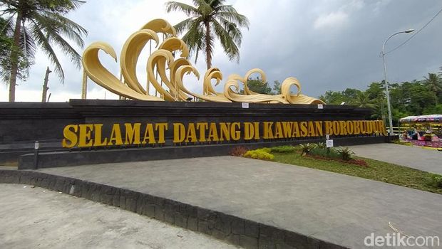 Gerbang Dengan Ikon Kapal Samudra Raksa Untuk Menuju Candi Borobudur