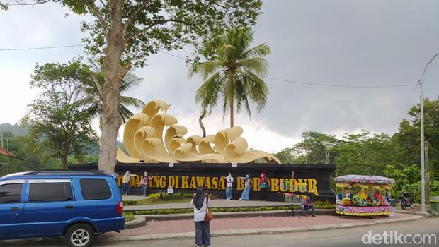 Gerbang Dengan Ikon Kapal Samudra Raksa Untuk Menuju Candi Borobudur