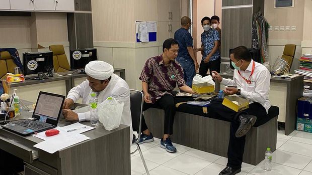 Habib Rizieq istirahat makan saat pemeriksaan