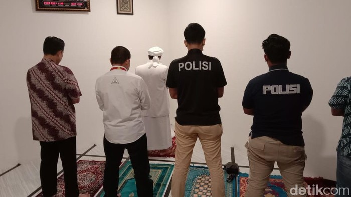 Habib Rizieq jadi imam salat di Polda Metro Jaya (Yogi/detikcom)