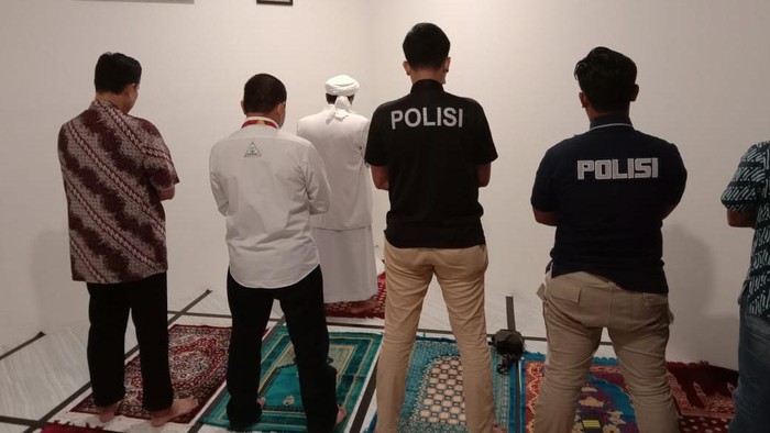 Habib Rizieq salat di sela-sela pemeriksaan di Polda Metro Jaya Habib Rizieq salat di sela-sela pemeriksaan di Polda Metro Jaya