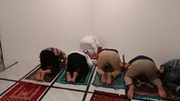 Habib Rizieq menjadi imam salat berjamaah di Polda Metro Jaya. Kuasa hukum dan penyidik Polda Metro Jaya menjadi makmum. (Foto: dok. Istimewa)