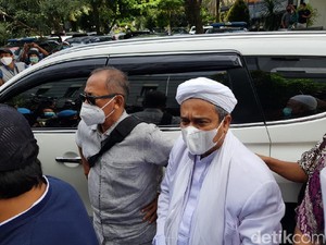 Habib Rizieq Pakai Masker Saat Tiba di Polda Metro sebagai Tersangka