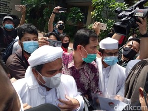 Tiba di Polda Metro Jaya, Habib Rizieq Acungkan Jempol