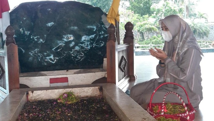Calon Bupati Banyuwangi Ipuk Fiestiandani ziarah ke makam Ir Soekarno di Kota Blitar. Sebelum ke Blitar, ia juga ziarah ke makam ulama di Situbondo.