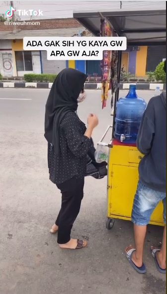 Jajan Es Pinggir Jalan Sambil Joget Pakai Sarung, Wanita Ini Bikin Ngakak