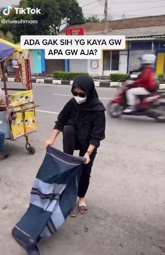 Jajan Es Pinggir Jalan Sambil Joget Pakai Sarung Wanita Jajan Es Pinggir Jalan Sambil Joget Pakai Sarung Wanita