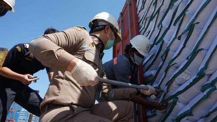 Sebanyak 19,8 ribu ton hasil perkebunan dari Jatim dilepas menuju negara tujuan ekspor. Hasil perkebunan dilepas melalui Pelabuhan Tanjung Perak dan Bandara Juanda.