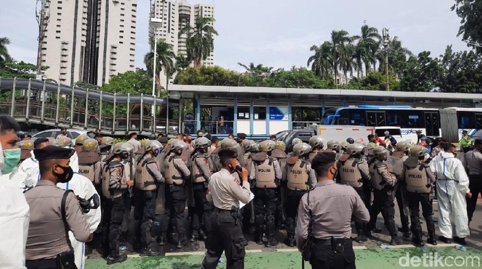 Jelang Kedatangan HRS, Polisi Siaga di Pintu Masuk Polda Metro Jaya