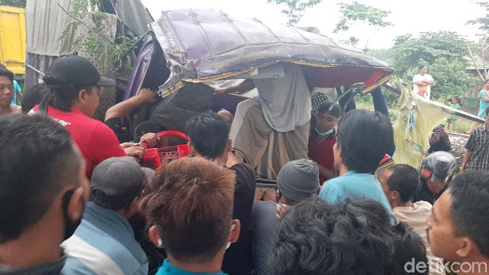Truk bermuatan beras menabrak pohon di jalur Pantura, Desa Pesisir, Kecamatan Sumberasih, Kabupaten Probolinggo. Sopir sempat terjepit kabin truk.