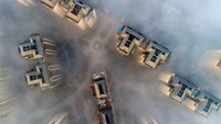 Kabut yang menyelimuti gedung-gedung tinggi di China terlihat sangat menawan.