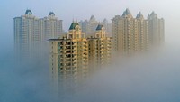 Gedung-gedung yang tertutupi kabut tersebut bagaikan negeri di atas awan.