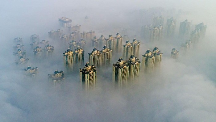 Kota Xiangyang tampak diselimuti kabut. Penampakan tersebut terlihat bak negeri di atas awan.