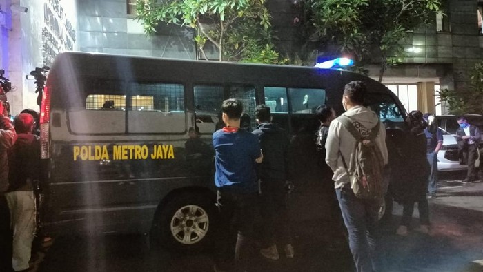 Mobil Tahanan Siaga Jelang Habib Rizieq Keluar Ruang Pemeriksaan