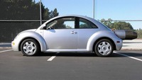 Lantas apakah mesin jet ini tidak menghancurkan tubuh VW Kodoknya? Mesin jet ditempatkan dengan menggunakan pelat sandwich yang dibaut ke billet aluminium berkontur yang dimasukkan ke dalam rel rangka. Mesin memiliki dudukan yang kokoh dengan busing karet di bagian depan dan belakang yang dapat digeser. Saat memanas, dudukan mesin akan menyesuaikan diri dengan memuai. Foto: Pool (Carbuzz)