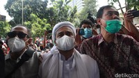 Habib Rizieq datang menggunakan mobil berwarna putih dengan pelat nomor B-1-FPI bersama rombongan, salah satunya Sekretaris Umum FPI Munarman.