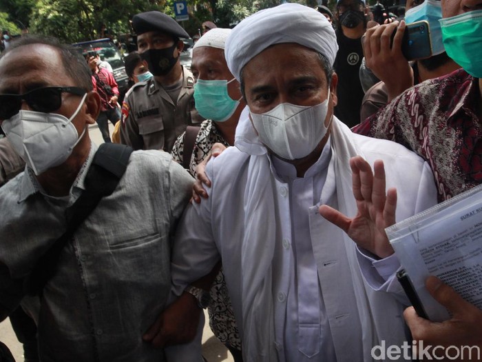 Habib Rizieq Shihab memenuhi panggilan kepolisian terkait kasus kerumunan di Petamburan, setelah ditetapkan sebagai tersangka. Habib Rizieq tiba di Polda Metro Jaya.