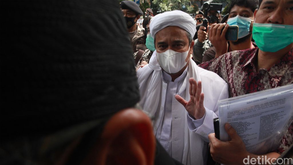 Habib Rizieq Shihab memenuhi panggilan kepolisian terkait kasus kerumunan di Petamburan, setelah ditetapkan sebagai tersangka. Habib Rizieq tiba di Polda Metro Jaya.