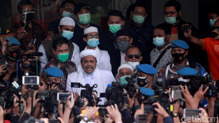 Habib Rizieq Shihab memenuhi panggilan kepolisian terkait kasus kerumunan di Petamburan, setelah ditetapkan sebagai tersangka. Habib Rizieq tiba di Polda Metro Jaya.