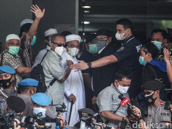 Habib Rizieq Shihab memenuhi panggilan kepolisian terkait kasus kerumunan di Petamburan, setelah ditetapkan sebagai tersangka. Habib Rizieq tiba di Polda Metro Jaya.