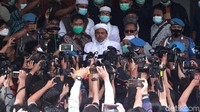 Pantauan detikcom, Habib Rizieq tiba di Polda Metro Jaya, Jalan Sudirman, Jakarta, Sabtu (12/12/2020), pukul 10.24 WIB. 