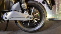 United T1800 menggunakan tenaga dari penggerak motor listrik BOSCH 60V1800W dengan rated speed 620 rpm, torsi 27 Nm dan tenaga 1.800 W. Kapasitas baterai Lithium yang digunakan adalah 60V 28Ah yang dalam kondisi penuh 100% dapat mencapai kecepatan maksimum 70 km/jam dan jarak tempuh hingga 60 km dengan kecepatan rata-rata pada 50- 60 km/jam pada mode kecepatan normal. Foto: Rizki Pratama/detikOto