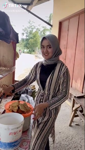 Murah Senyum, Penjual Gorengan Cantik Ini Bikin Pangling Netizen