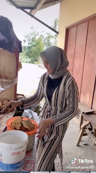 Murah Senyum, Penjual Gorengan Cantik Ini Bikin Pangling Netizen