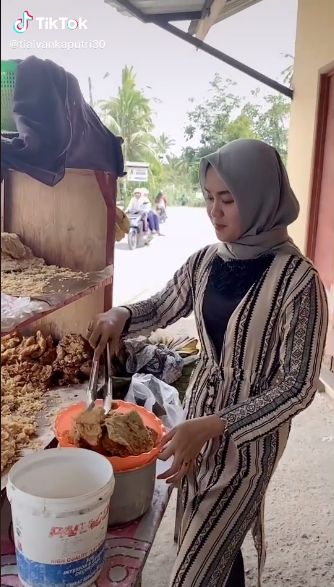 Murah Senyum, Penjual Gorengan Cantik Ini Bikin Pangling Netizen