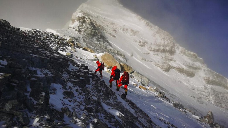 Nah Loh! Gunung Everest Tercatat Bertambah Tinggi Lho Gunung tertinggi di dunia, Gunung Everest, tercatat bertambah tinggi 86 centimeter dibanding sebelumnya.