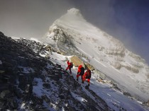 Sisi Kelam Pendakian Gunung Everest