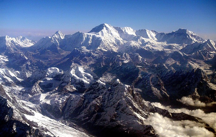 Gunung tertinggi di dunia, Gunung Everest, tercatat bertambah tinggi 86 centimeter dibanding sebelumnya.
